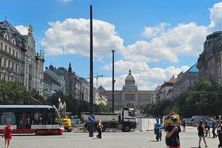 Kritizované černé sloupy blokující výhled na Národní muzeum budou uprostřed Václaváku nejméně rok - Novinky